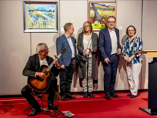 Gruppenbild: Vorne Christian Straube, von links: Vorstand Christian Pfaff, Künstlerin Petra Helm, Hauptgeschäftsführer Markus Oberscheven, Leiterin Bildungszentrum Frau Weis | Foto: Johann-Peter Melder