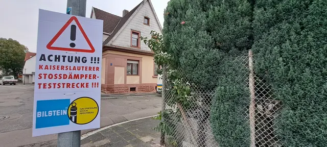 Da schaut man gerne zwei Mal hin und schmunzelt: das Schild in der Sedanstraße | Foto: Monika Klein
