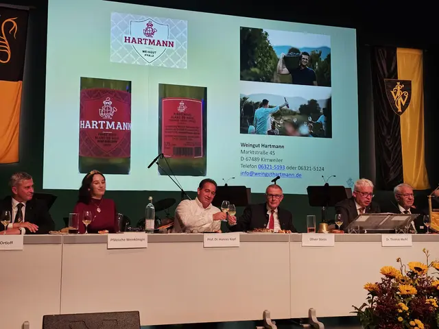 Pfälzische Weinkönigin Anna Cölsch mit Prof. Dr. Hannes Kopf und Oliver Stiess 
 | Foto: Michael Landgraf