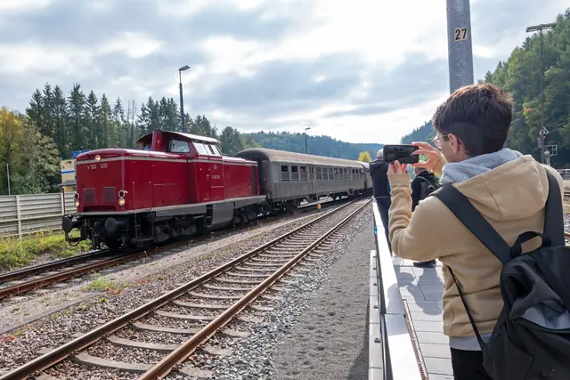 Ein Eisenbahnfan hält die historische Diesellok V 100 1019 am Bahnhof Pirmasens Nord mit dem Smartphone fest. Die Lok gehörte zu den Höhepunkten des Nostalgie-Wochenendes auf der Biebermühlstrecke. | Foto: Erik Stegner