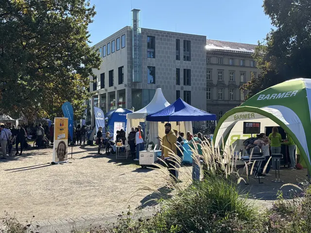 Auf dem Friedrichsplatz warten ebenfalls viele Informationen und manches Glücksrad auf die Besucher. | Foto: Thorsten Kornmann