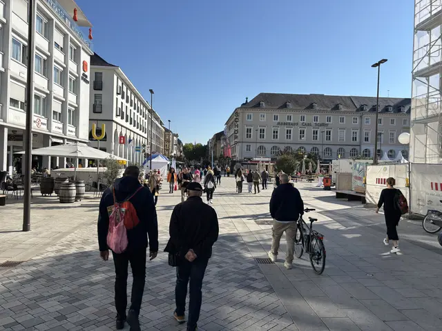 Verkaufsoffener Sonntag Karlsruhe 2025: Die Innenstadt startet am Stadtfest-Samstag in ein sonniges Wochenende.   | Foto: Thorsten Kornmann