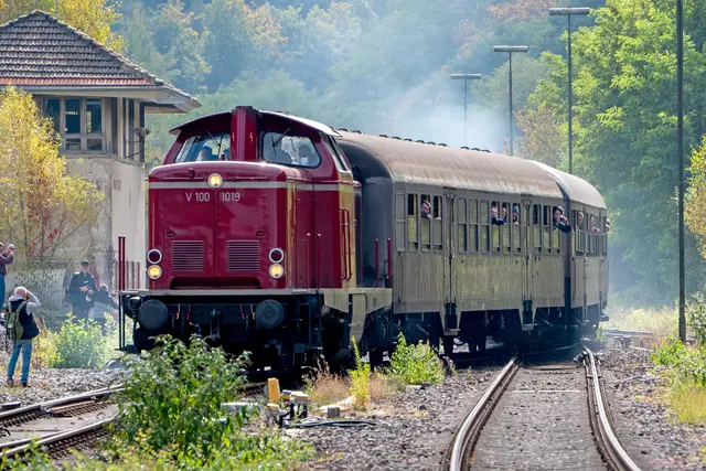 Die historische V 100 1019 war am Wochenende auf der Biebermühlstrecke zwischen Pirmasens und Dahn im Einsatz – zur Freude vieler Eisenbahnfreunde. | Foto: Erik Stegner