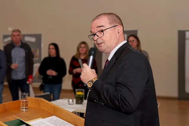 Bürgermeister Dr. Peter Degenhardt bei der Verleihung des Ehrenamtspreises der Verbandsgemeinde Landstuhl im Gemeindezentrum Mittelbrunn im Februar. Der 61-Jährige kündigte nun an, bei der Bürgermeisterwahl 2026 nicht mehr anzutreten. | Foto: Erik Stegner