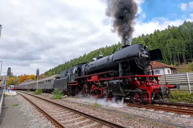 Die mächtige Dampflok 23 058 setzt in Pirmasens Nord zum nächsten Abschnitt der Jubiläumsfahrt an – dichter Rauch, zischender Dampf und begeisterte Zuschauer am Bahnsteig inklusive. | Foto: Erik Stegner