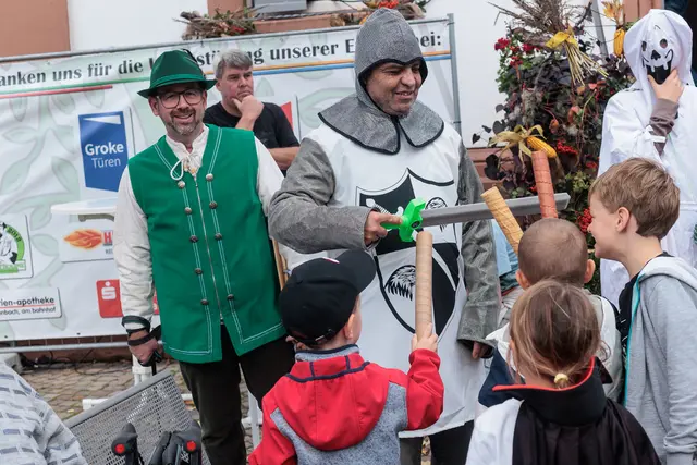 Mythen- und Sagenwanderung - noch bevor die Kerwe offiziell eröffnet war, wurde es historisch und gruselig. Die Kids waren begeistert | Foto: Paul Needham