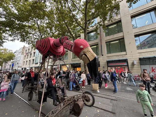 Stadtfest Karlsruhe: Mit viel Straßenkunst wie einem rollenden Flamingo. | Foto: Thorsten Kornmann