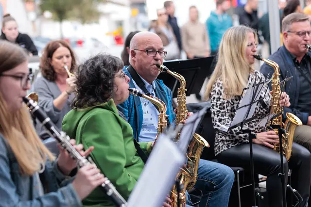 Musikvereine spielten zur Eröffnung der Kerwe in Hagenbach | Foto: Paul Needham