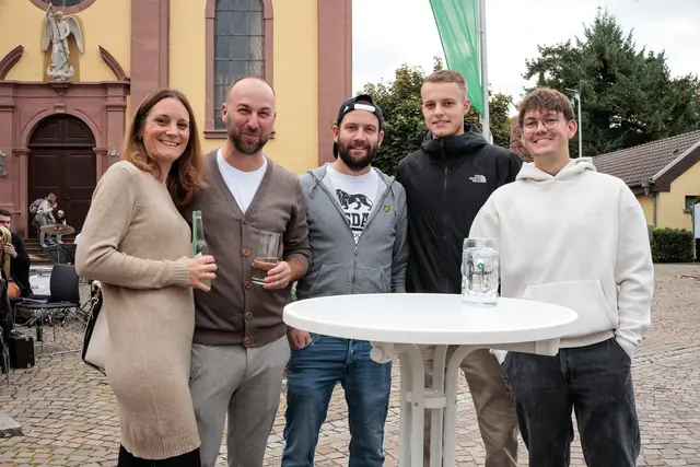 Man trifft sich - auf der Kerwe in Hagenbach | Foto: Paul Needham