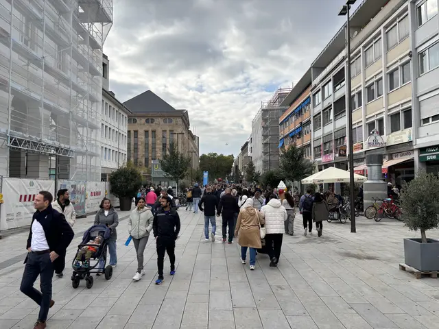 Welch ein Stadtfest! Die Menschen genießen den Bummel durch die Karlsruher Innenstadt. | Foto: Thorsten Kornmann