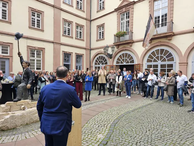 Geladene Gäste im Rathaus Innenhof von Neustadt | Foto: Michael Landgraf