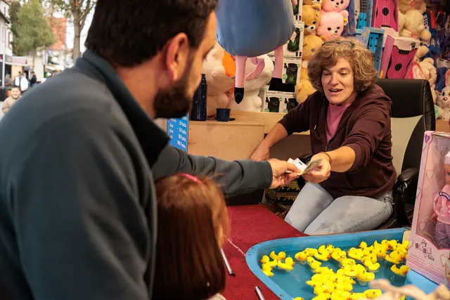 Spaß und Entertainment für Groß und Klein - auf der Kerwe in Hagenbach | Foto: Paul Needham