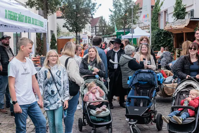 man trifft sich auf der Kerwe in Hagenbach | Foto: Paul Needham