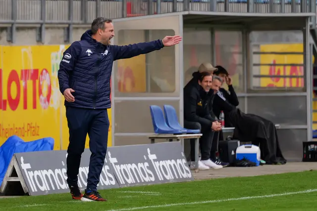 FKP-Trainer Daniel Paulus hadert an der Seitenlinie mit dem „zu wilden“ Spielverlauf. Rechts daneben Hertha-Coach Michael Petry | Foto: Erik Stegner