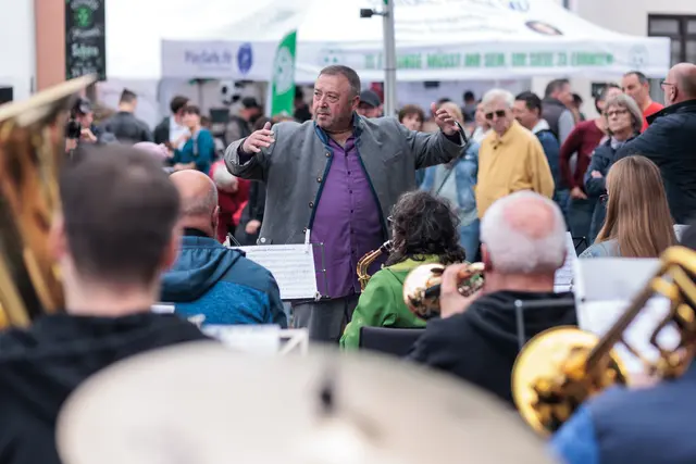 Musikvereine spielten zur Eröffnung der Kerwe in Hagenbach | Foto: Paul Needham