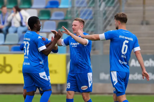 Dennis Krob (Mitte) und Vorlagengeber Eliakim-Mbila Kukanda (links) klatschen nach dem entscheidenden 5:3-Siegtreffer ab. Auch Kapitän Yannick Grieß gratuliert. | Foto: Erik Stegner