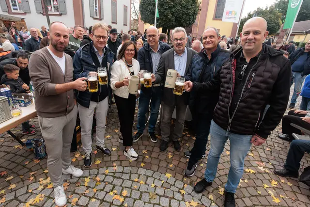 Zur Kerwe-Eröffnung kamen zahlreiche Ehrengäste nach Hagenbach | Foto: Paul Needham