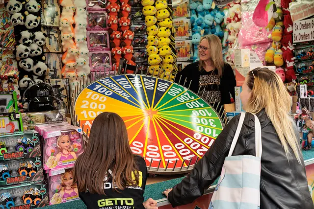 Spaß und Entertainment für Groß und Klein - auf der Kerwe in Hagenbach | Foto: Paul Needham