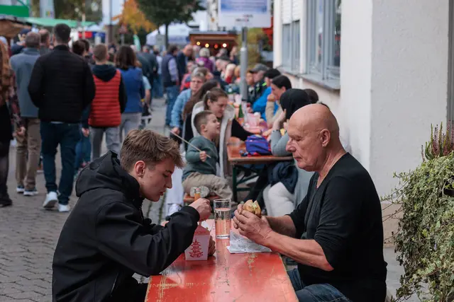 genießen und zusammenhocken auf der Hagenbacher Kerwe | Foto: Paul Needham