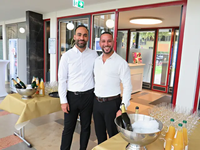 Kümmerten sich um den Sektempfang im Freischwimmer | Foto: Brigitte Melder