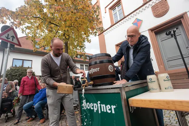 Fassanstich und Freibier zu Eröffnung der Kerwe in Hagenbach -   | Foto: Paul Needham