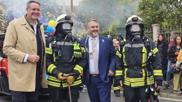 Ministerpräsident Alexander Schweitzer und Oberbürgermeister Marc Weigel gemeinsam mit den Schutzengeln in Uniform der Freiwilligen Feuerwehr Neustadt | Foto: Eva Bender