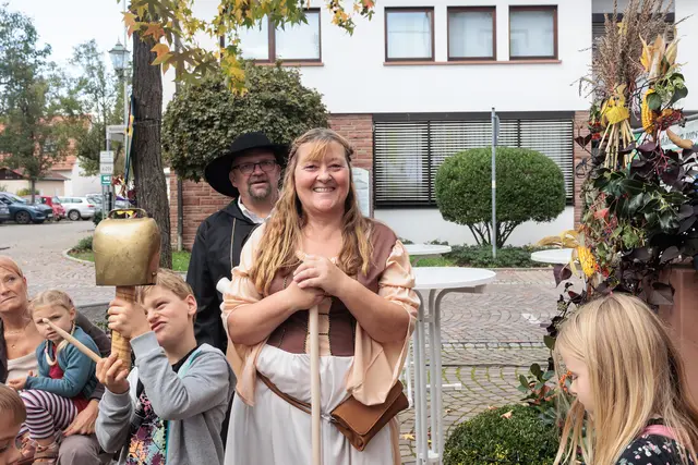 Mythen- und Sagenwanderung - noch bevor die Kerwe offiziell eröffnet war, wurde es historisch und gruselig | Foto: Paul Needham