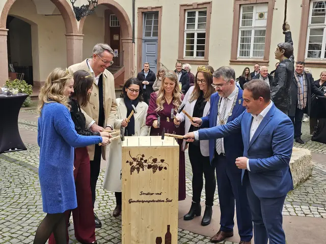Vernageln der Südpol-Weinkiste prominent besetzt | Foto: Michael Landgraf