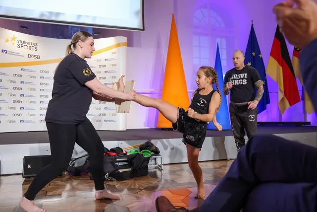 Auch der Nachwuchs übt sich in der Holzzerkleinerung. | Foto: Copyright: Genoverband e.V. | Franz Fender