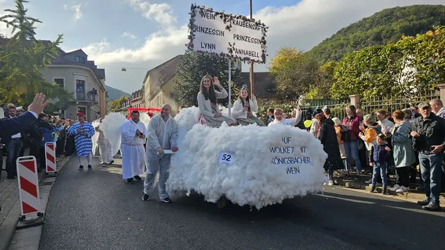 Förderverein Königsbach e.V. „Auf Wolke 7 mit Königsbacher Wein - das ist fein“ mit Weinprinzessin Lynn und Traubensaftprinzessin Annabell (Nummer 52) | Foto: Eva Bender