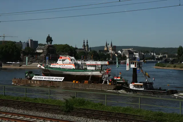 Der Transport erfolgte 2011 über Wasser und über Land, hier am deutschen Eck in Koblenz | Foto: TMSNHSP