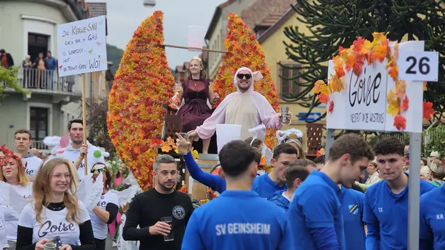 Die Geinsheimer Weinprinzessin Leonie I. „Geinsheims Schorleengel lacht, weil Riesling himmlisch glücklich macht“ (Nummer 26) | Foto: Eva Bender