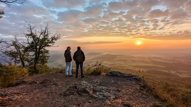 Marius Zimmermann und Michael Landgraf bei Sonnenaufgang auf dem Donnersberg. | Foto: Jochen Heim