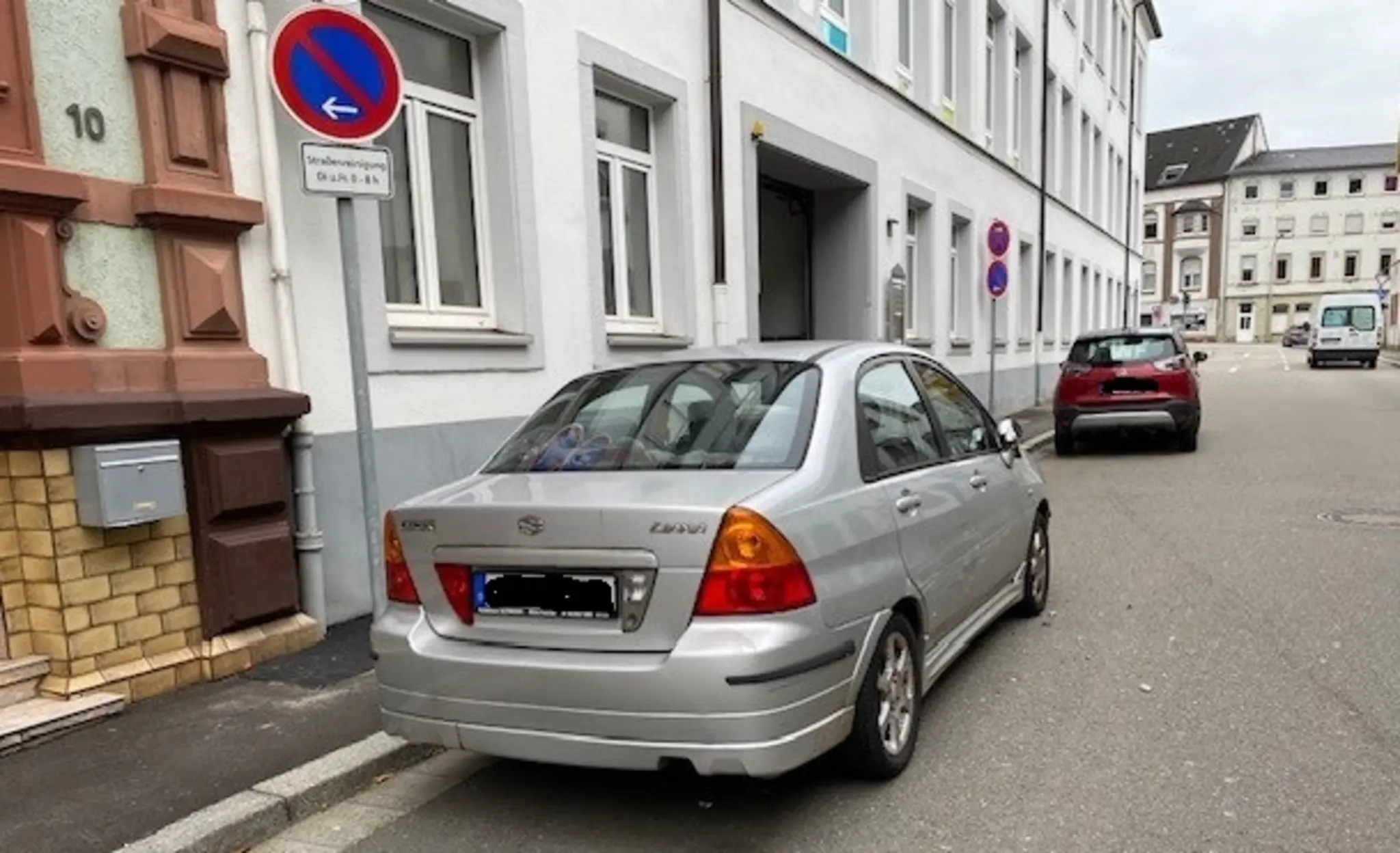 Geparktes-Auto-besch-digt-Verursacher-fl-chtet-und-hinterl-sst-hohen-Schaden