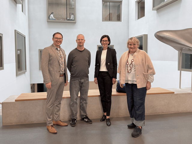 Die nachhaltige Nutzung von technischen Geräten ermöglicht die Ausstattung eines weiteren Arbeitsraums an der Pfrimmtal Realschule Plus. V. li.: Werner König, Dekan des Fachbereichs Informatik, Jens Kessler, Lehrer an der Pfrimmtal Realschule Plus, Alexandra Nonnenmacher, Präsidentin der Hochschule Worms und Simone Gnädig, Rektorin der Pfrimmtal Realdschule Plus.  | Foto: Amal-Manal Hadj-Chaib