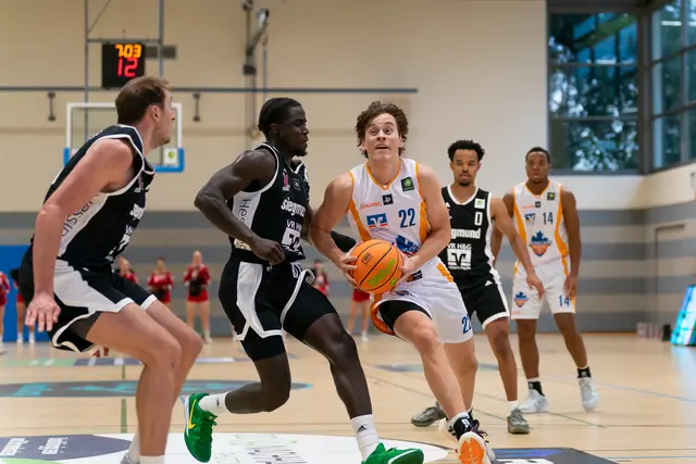 Speyers Neuzugang Oskar Humpert (Mitte) überzeugte beim Heimsieg gegen die Basketball-Löwen aus Erfurt | Foto: Baskets Speyer