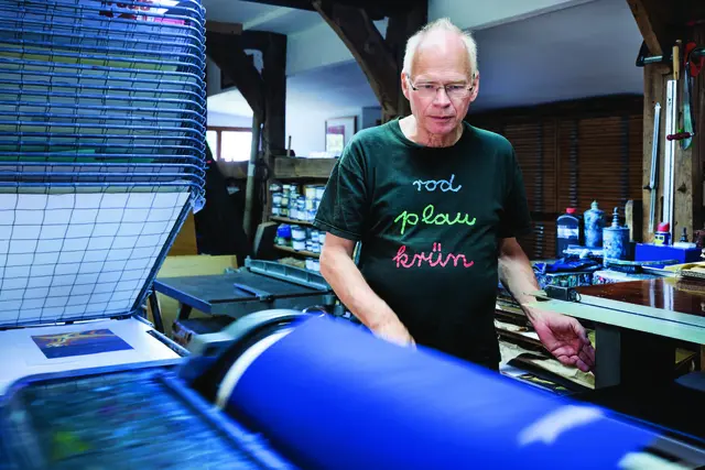 Klaus Raasch an der Andruckpresse | Foto: Jérome Gerull