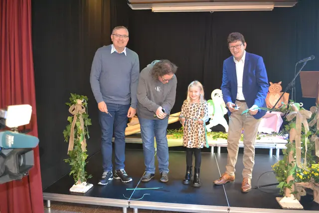 Bürgermeister Michael Cullmann (links) bei der symbolischen Eröffnung der Waldmurmelbahn durch die kleine Freija | Foto: VG Nordpfälzer Land