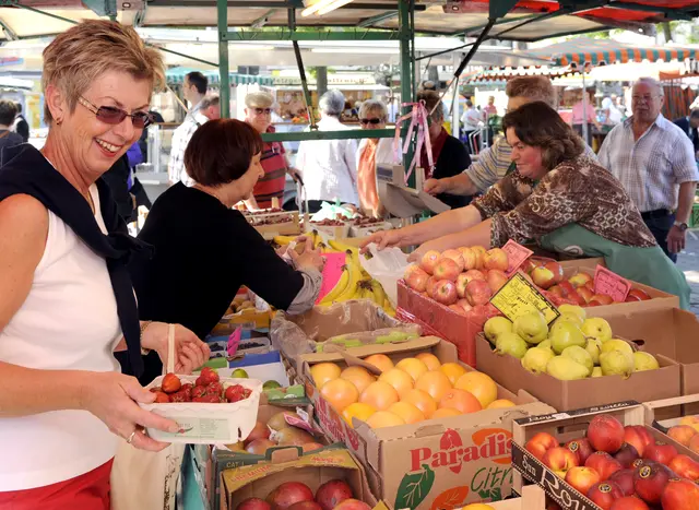 Mehr als Einkaufen: Wochenmarkt in Speyer wird zum Treffpunkt für Jung und Alt | Foto: Klaus Venus/gratis