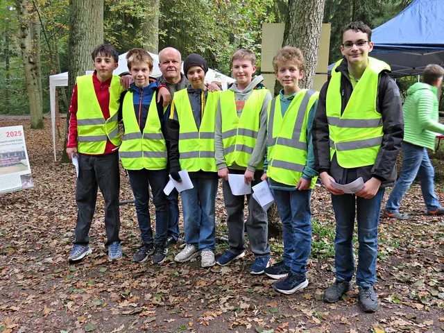 Die Konfirmanden mit Bernd Kiefer | Foto: Brigitte Melder