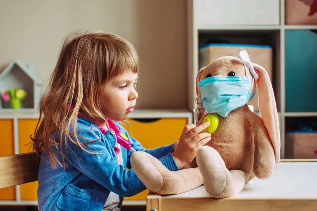 Kinder können in der Kuscheltierklinik ihre liebsten Stofftiere gemeinsam mit @deinkinderdoc Aaron „untersuchen“. | Foto: lithiumphoto/stock.adobe.com