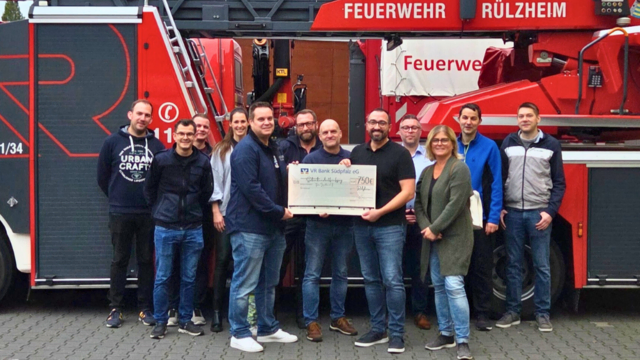 Spendenübergabe Feuerwehr | Foto: Aktive Bürger Rülzheim - Braun/gratis