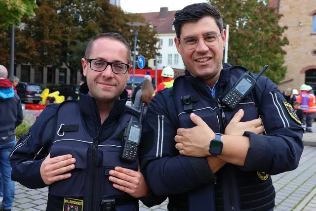 Ab sofort über den Digitalfunk erreichbar: Die Mitarbeitenden des Ordnungsamts der Stadt Landau sind jetzt mit BOS-Funk ausgestattet. | Foto: Stadt Landau