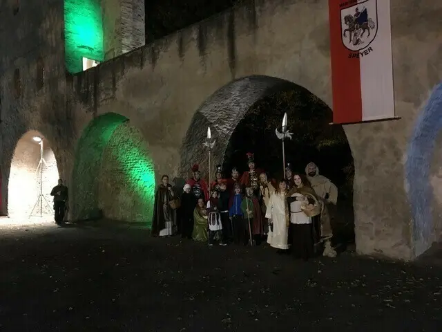 Beim Heidentürmchen auf der nördlichen Domseite spielt der Verein der Martinsfreunde Speyer die Geschichte von St. Martin, der seinen Mantel mit einem Bettler teilt, nach | Foto: Verein der Martinsfreunde Speyer