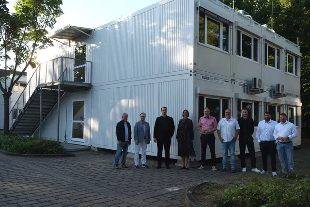 Am ersten Schultag nach den Ferien machten sich Kreisbeigeordneter Werner Schreiner, stellvertretender Schulabteilungsleiter Ronny Bodenseh, Schulleiter Simon Lietzmann (Gymnasium), Schulleiterin Magdalena Mayer (Realschule plus), Landrat Dietmar Seefeldt, Bernd Wambsganß, Leon Pabst und Steven Barth (alle drei Abteilung „Bauen und Umwelt“) sowie Herxheims Ortsbürgermeister Sven Koch ein Bild von den neuen Containern am PAMINA-Schulzentrum  | Foto: KV SÜW 
