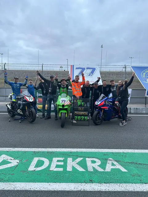 Das Team 77 holte sich den Titel in der Superbike-Klasse 1000 | Foto: Team 77
