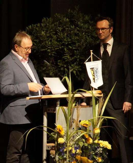 Otto Rubly (links) nahm die Vereidigung von Johannes Huber (rechts) zum Landrat vor  | Foto: Anja Stemler