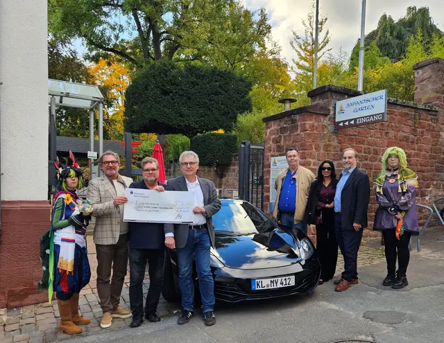 Die symbolische Scheckübergabe | Foto: Stadt Kaiserslautern/gratis