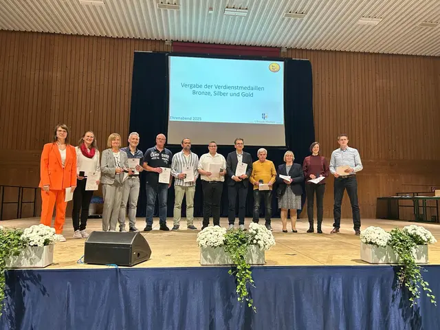 Ehrung verdienter Ehrenamtlicher mit der Verdienstmedaille der Gemeinde | Foto: Gemeinde