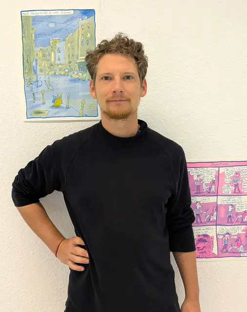 Der Künstler Valentin Krayl in seiner aktuellen Ausstellung "Was meinst Du?" im COMMUNITYartCENTERmannheim. Seine neue Schwarzlicht-Ausstellung "Meinung-Bilder" eröffnet dort am 17.10. und ist bis einschließlich 13.11. zu sehen.  | Foto: Foto: COMMUNITYartCENTERmannheim